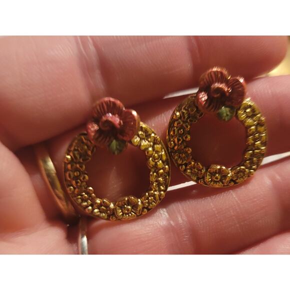 Vtg Gold tone earrings with roses - Picture 4 of 8